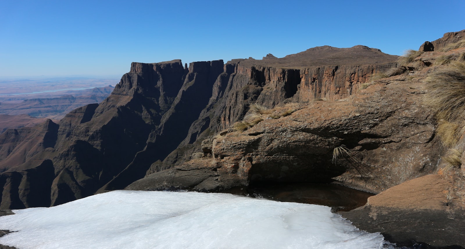 Scrambling the Drakensberg amphitheatre